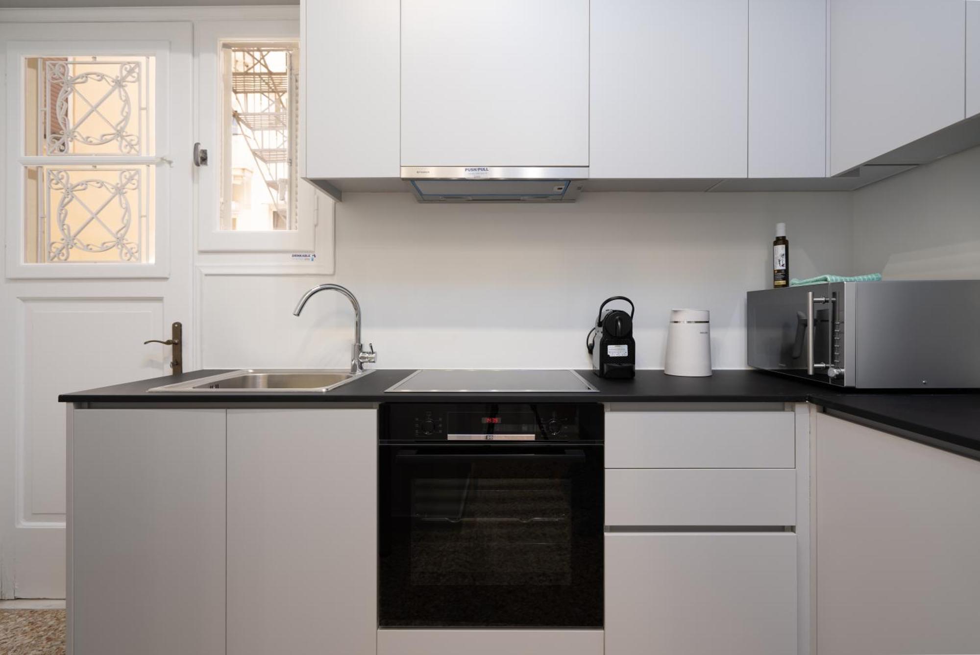 Apartamento Metroscape Retreat Nearby Metro Station Atenas Exterior foto